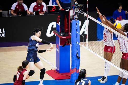한국 여자배구 대표팀 강소휘(왼쪽 위)의 공격 장면 [FIVB 홈피 캡처. 재판매 및 DB 금지]