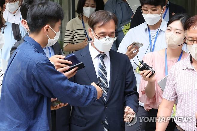 2심에서 무죄 선고받은 정진웅 연구위원 (서울=연합뉴스) 김주성 기자 = 정진웅 법무연수원 연구위원(차장검사)이 21일 오후 서울 서초동 서울고등법원에서 열린 항소심 선고공판에서 무죄를 선고받은 뒤 나와 취재진의 질문을 받고 있다.  
     정 연구위원은 서울중앙지검 형사1부 부장검사였던 2020년 7월 당시 검사장이었던 한동훈 법무부 장관의 휴대전화 유심칩을 압수하려다 한 장관을 폭행한 혐의로 1심에서 유죄 판결을 받은 바 있다. 2022.7.21 utzza@yna.co.kr