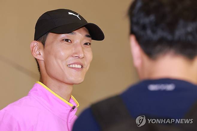 귀국해 인터뷰하는 우상혁 (영종도=연합뉴스) 신현우 기자 = 모나코에서 열린 2025 세계육상연맹 다이아몬드리그 남자 높이뛰기에서 우승하며 2025시즌 국제대회 7연승을 이어간 우상혁이 13일 인천국제공항 제2여객터미널을 통해 귀국, 기자와 인터뷰하고 있다.
    우상혁은 올 시즌 개인 최고이자, 세계 공동 1위 기록인 2ｍ34를 넘으며 도쿄 세계선수권 출전권도 확보했다. 2025.7.13 nowwego@yna.co.kr