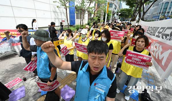 홈플러스지부 경기지역본부 조합원들이 14일 오후 수원시 홈플러스 동수원점 앞에서 결의대회를 열고 홈플러스 사태를 규탄하고 있다. 2025.7.14 /최은성기자 ces7198@kyeongin.com