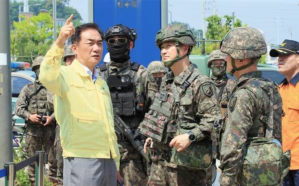 정장선 평택시장이 지난 6월 평택지제역에서 열린 2025 화랑훈련 연계 다중이용시설 타격 대비 훈련 현장을 점검하고 있다. /평택시 제공