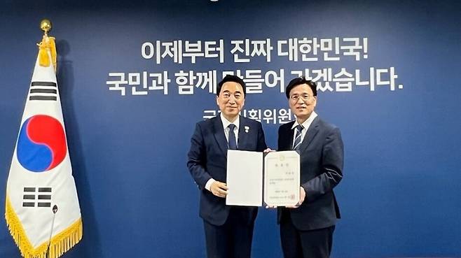 ▲ 대통령 직속 국정기획위원회 균형성장특별위원회 박수현(왼쪽) 위원장이 지난 10일 이회수 자문위원에게 위촉장을 전달했다./사진제공=이회수 위원