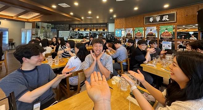 ▲ 경기도사회복지사협회 청년위원회 주최로 지난 11일 수원 한 식당에서 청년 사회복지사들의 교류를 위한 행사가 열리고 있다./제공=협회