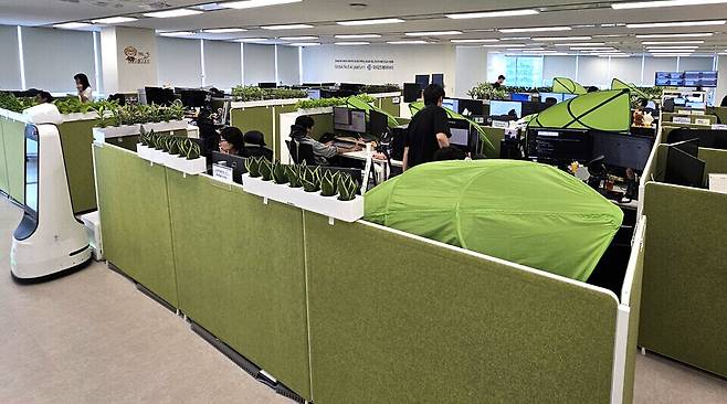 ▲ ㈜와이즈에이아이 직원들이 분주하게 일을 하고 있는 모습.