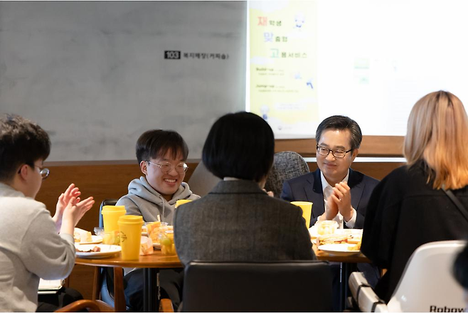 ▲지난 6월 28일 오전 강남대학교에서 열린 장애청년 기회 로그IN행사에서 김동연 경기지사와 강남대 아이큐브 동아리 학생들이 오찬 간담회를 했다./사진제공=경기도