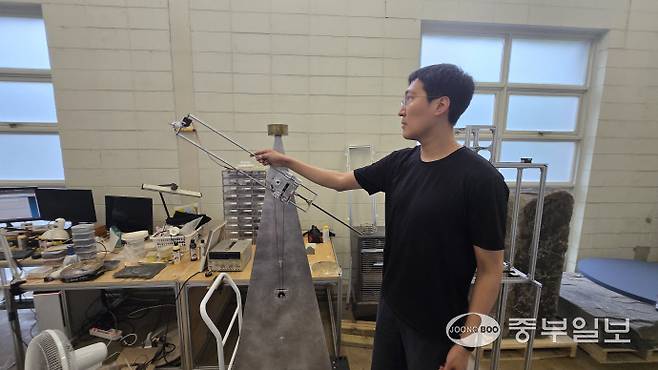 신교명 작가가 태양 흑점의 과거 위치를 예측해 그림을 그리는 로봇을 설명하고 있다. 임창희기자