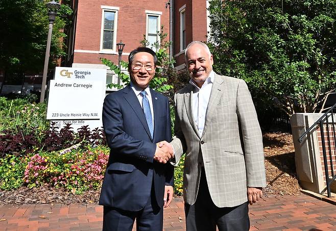유정복 인천시장이 11일(현지시간) 미국 애틀란타 조지아 공과대학교에서 앙헬 카브레라 총장과 기념촬영을 하고 있다. <인천시 제공>