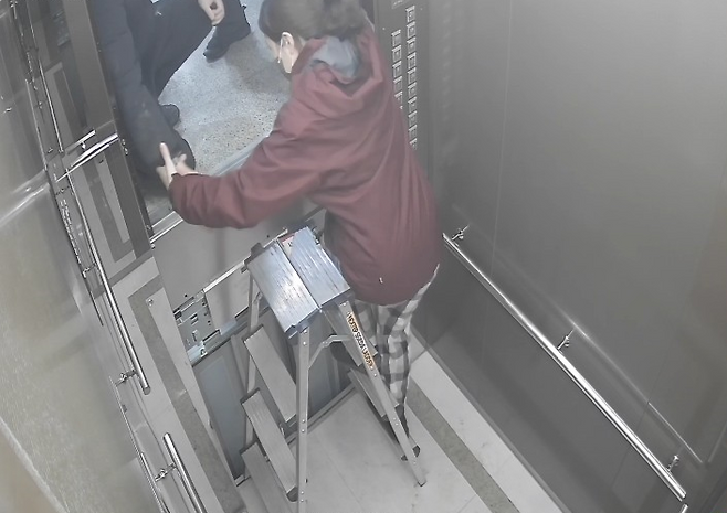 오산시내 한 아파트단지에 교체된 승강기에서 입주민이 갇혀 있다가 구조되는 모습.