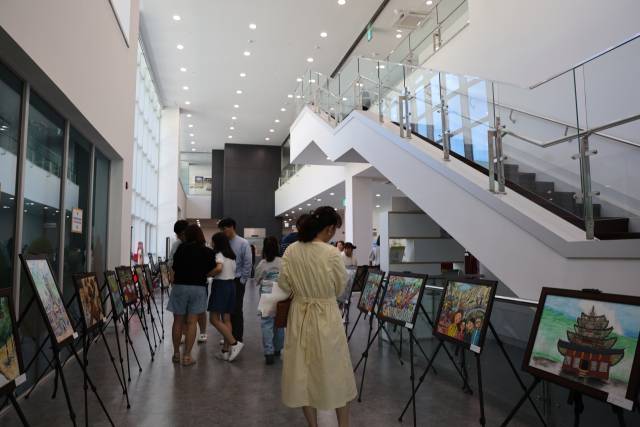12일 '2025 열두빛깔 어울림 한마당 우리고장 알리기 그리기 대회' 시상식이 열린 충북안전체험관에서 학생과 학부모들이 전시된 작품들을 살펴보고 있다. 사진=이용민 기자