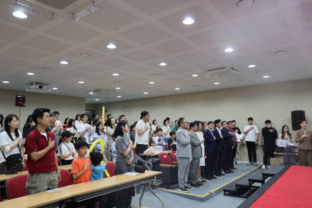 12일 '2025 열두빛깔 어울림 한마당 우리고장 알리기 그리기 대회' 시상식에서 국민의례가 진행되고 있다.사진=이용민 기자