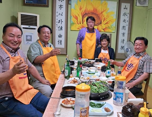 시민단체와 정치권의 논란을 초래한 충북도지사와 청주시의원들의 술자리 장면./독자 제공