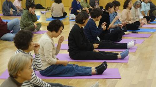 ◇한국여성수련원이 전국 여성폭력예방시설 및 사회복지시설 종사자를 대상으로 한 ‘소진예방 힐링연수’ 참가신청을 오는 29일까지 접수한다. 사진은 지난 연수 당시 모습. 한국여성수련원 제공