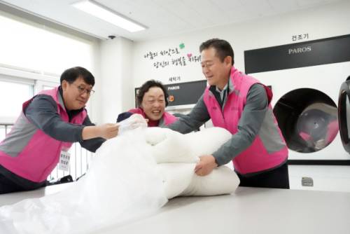 ◇홍천군이 정기적으로 개최하는 ‘공무원 체험! 삶의 현장’. 지난 4월 신영재 군수 등은 홍천군노인복지관 북방면 행복나눔 빨래방에서 세탁 봉사를 했다.