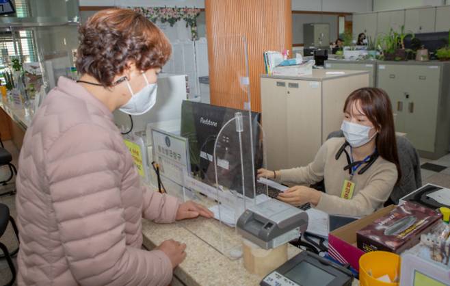 민원인의 폭언·폭행 등 위법 행위로부터 민원 공무원을 보호하려는 조치로 지급된 '목걸이형 카메라(웨어러블 캠)'과 함께 '촬영중'임을 고지하는 목걸이를 함께 착용한 한 공무원이 울산 남구청 민원실에서 민원 업무를 보고 있다. 울산매일 포토뱅크