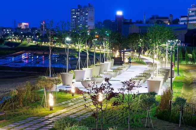 옛기찻길 맨발산책로 야경. /예천군 제공