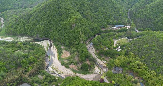 반구대 암각화를 품은 대곡천. 대곡천은 전형적인 감입곡류(嵌入曲流)형 하천으로 높은 산 사이사이를 뱀처럼 구불구불 흘러간다. 울산시 제공