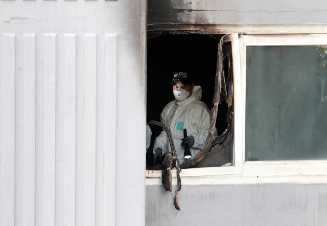 14일 오전 부산 북구의 한 아파트 화재 현장에서 경찰과 소방, 국립과학수사원, 한국전기안전공사 등 유관기관 사고조사원들이 합동 감식을 진행하고 있다. 정종회 기자 jjh@