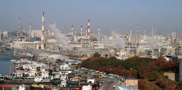 울산 장생포에서 바라본 석유화학공단 전경. 부산일보DB