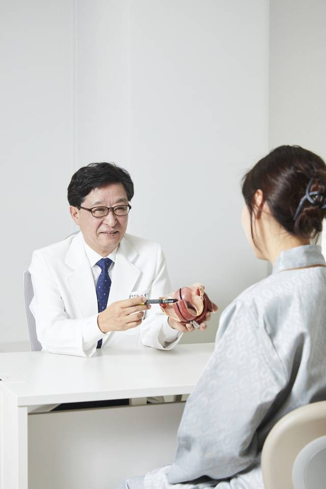 고영호 원장이 검진 환자와 상담하고 있는 장면. 한국건강관리협회 부산서부지부 제공