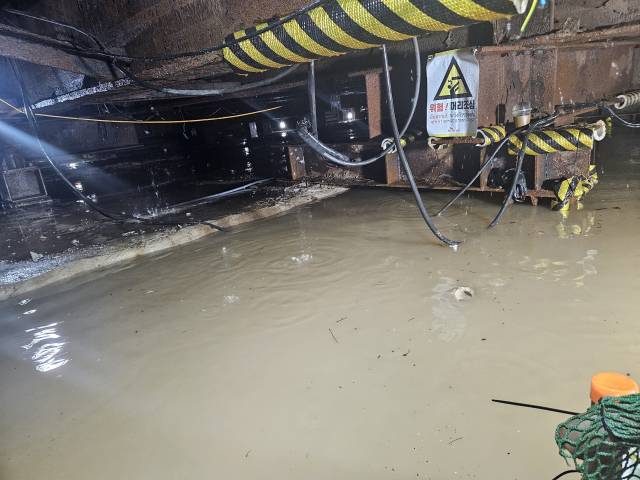 14일 오전 1시 16분께 부산 사상구 괘법동 사상~하단선 지하 공사장이 빗물 유입으로 침수됐다. 부산소방재난본부 제공