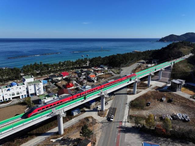 부산 부전역과 강원도 강릉을 잇는 동해선이 올해 1월 1일 개통해 ITX-마음 열차가 하루 8회 왕복 운행을 시작했다. 사진은 삼척시 원평고가를 달리는 ITX-마음 열차 모습. 국가철도공단 제공
