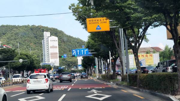 구미시 야은로 폐원유치원앞에 있는 어린이보호구역 표지판. 이봉한기자
