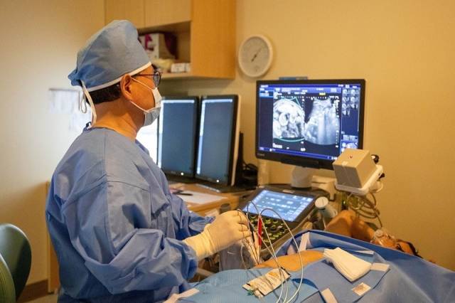 임현철 삼성창원병원 영상의학과 교수가 고주파 열치료술을 진행하고 있다./삼성창원병원/