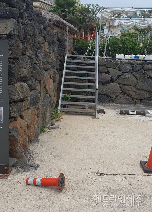 장한철 생가 철제계단과 주차 통제선. (제주도청 누리집 '신문고'에 오른 사진)