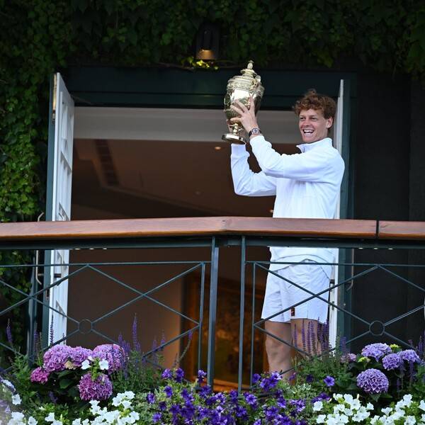 야닉 시너가 5주 전 프랑스오픈 결승에서의 쓰라렸던 패배를 설욕하며 윔블던 정상에 올랐다(사진=윔블던 SNS)