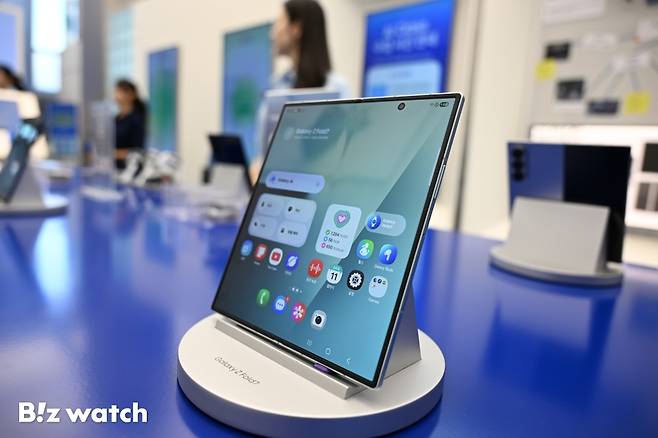 삼성전자가 오는 22일 출시하는 신제품 '갤럭시 Z 폴드7' 및 '갤럭시 Z 플립7'을 11일 서울 삼성 강남에서 전시하고 있다./사진=이명근 기자 qwe123@