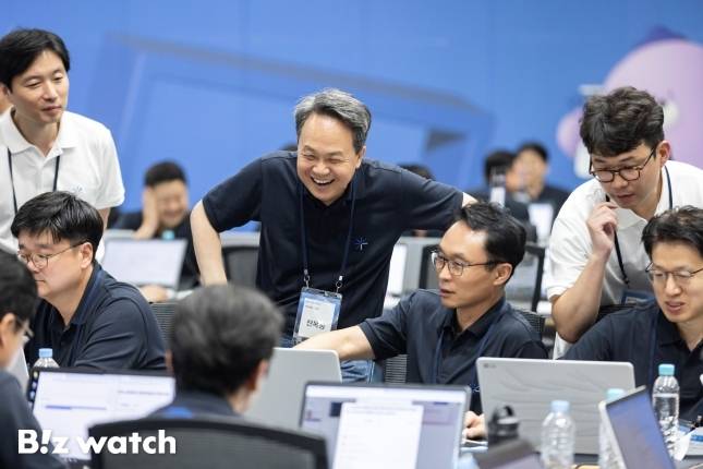 신한금융지주는 지난&nbsp;1일 경기도 용인에 위치한 신한은행 블루캠퍼스에서&nbsp;‘2025년 하반기 경영포럼’을 개최했다. (사진 가운데)진옥동 신한금융 회장이 AI 실습 미션 수행 중인 경영진들과 담소를 나누고 있다./사진=신한금융