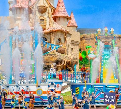 야외 가든스테이지 앞에 마련된 '워터그라운드'. ⓒ롯데월드 어드벤처 부산