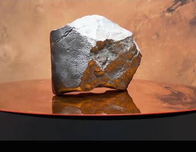 16일 뉴욕 소더비 경매에 나올 25kg 무게의 화성 운석. 예상 경매가는 37∽54억원(사진/뉴시스)