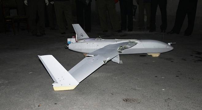 북한이 지난해 10월 평양에서 발견된 한국군 무인기 잔해라며 공개한 사진.