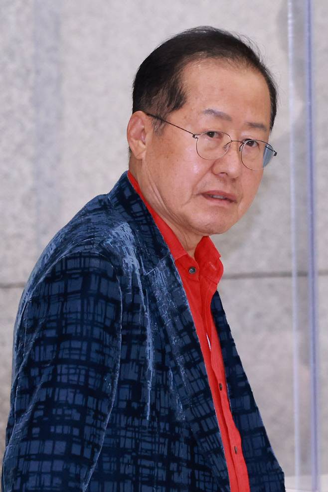 홍준표 전 대구시장이 지난달 17일 인천국제공항 제1여객터미널을 통해 귀국하고 있다. (사진=연합뉴스)