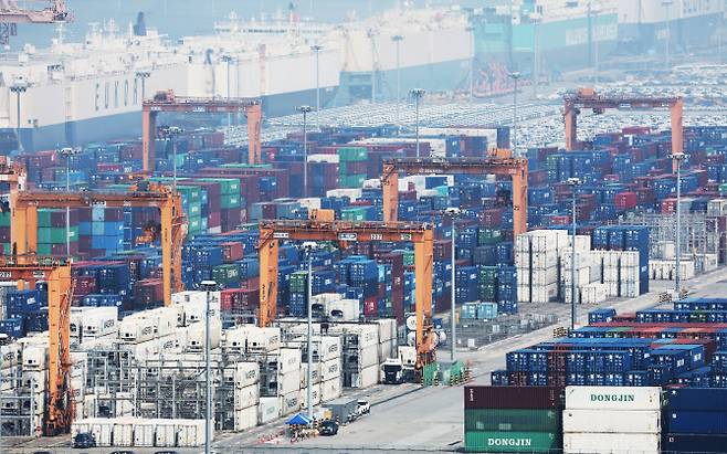 8일 경기도 평택항에 컨테이너가 쌓여 있는 모습. (사진=연합뉴스)