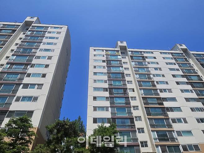 지난 12일 찾은 양지 금호 1단지의 한 가구에 현 방식의 재건축을 반대하는 현수막이 붙어 있다. (사진=김형환 기자)