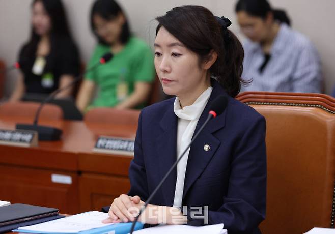 [이데일리 노진환 기자] 강선우 여성가족부 장관 후보자가 14일 오전 서울 여의도 국회 여성가족위원회에서 열린 인사청문회에서 의원들의 의사진행 발언을 듣고 있다.