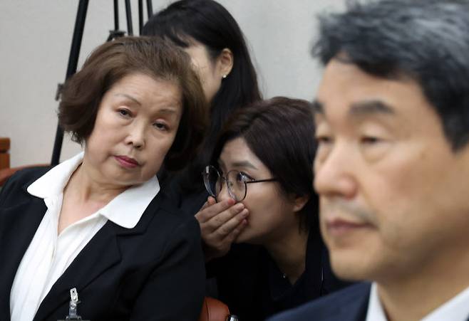 손효숙 리박스쿨 대표가 10일 서울 여의도 국회에서 열린 교육위원회의 리박스쿨 청문회에서 변호인에게 귀엣말을 듣고 있다. (사진=뉴시스)