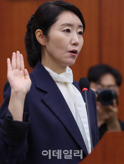 강선우 여성가족부 장관 후보자가 14일 오전 국회 여성가족위원회에서 열린 인사청문회에서 선서하고 있다. (사진=노진환 기자)