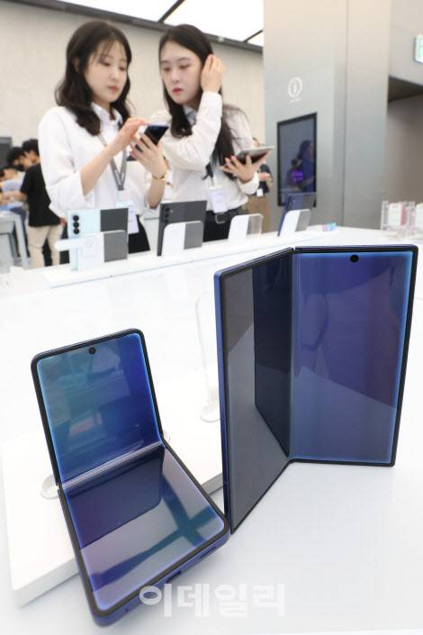 [이데일리 이영훈 기자] 삼성전자 신형 폴더블 스마트폰 갤럭시 Z 폴드7 및 플립7 공개 첫 날인 10일 서울 서초구 삼성 강남점에서  한 소비자가 갤럭시Z 폴드7을 살펴보고 있다.
