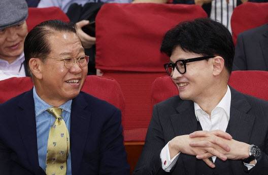 한동훈 전 국민의힘 대표와 권영세 의원이 지난해 9월 25일 국회 의원회관에서 열린 ‘북한 그리고 통일’ 포럼 세미나에서 대화하고 있다. (사진=연합뉴스)