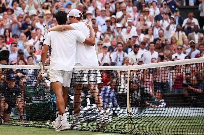 윔블던 테니스 대회 남자단식 결승전이 끝난 뒤 얀니크 신네르(오른쪽)과 카를로스 알카라스가 어깨동무를 한 채 코트를 나오고 있다. 사진=AFPBBNews