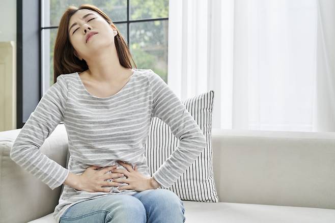 생리중 유독 피로감이 심한 이유는 자궁이 수축하는 과정에 에너지가 소모되기 때문이다. 이때 신체 활동량을 조금이라도 늘리면 피로감이 개선되고 기분도 전환될 수 있다. [사진=게티이미지뱅크]