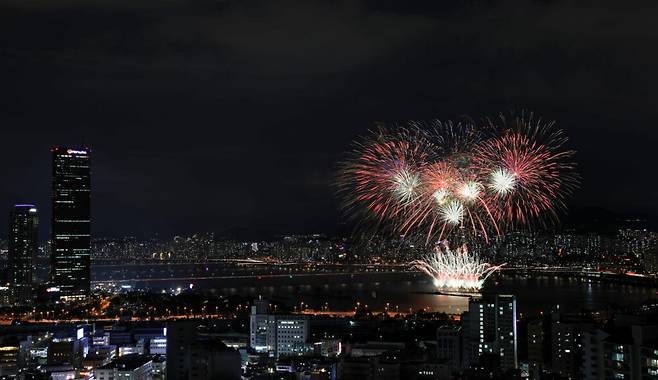 불꽃놀이는 즉각적으로 대기 오염도를 높여 작은 입자가 폐로 혈류로 들어가고 뇌에 해를 끼치게 한다. 사진은 서울 불꽃놀이 축제 의 한 장면. [사진=뉴스1]