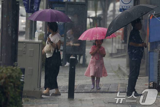 13일 광주전남 일부지역에 호우주의보가 발효된 가운데 동구 아시아문화전당 옆길에 시민들이 우산을 쓰며 걸어가고 있다. 2025.7.13/뉴스1 ⓒ News1 김태성 기자