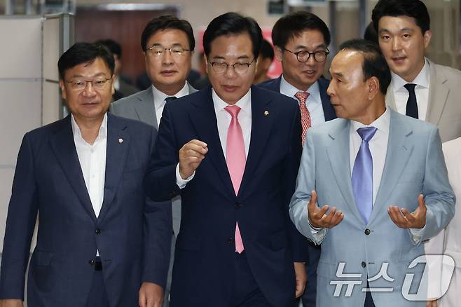 송언석 국민의힘 비상대책위원장 겸 원내대표가 14일 오전 서울 여의도 국회에서 열린 비상대책위원회의에 참석하고 있다. 2025.7.14/뉴스1 ⓒ News1 이광호 기자