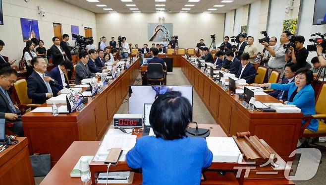 14일 오전 서울 여의도 국회 과학기술정보방송통신위원회에서 열린 배경훈 과학기술정보통신부 장관 후보자 인사청문회에서 국민의힘 최형두 간사를 비롯한 의원들이 자리에 피켓을 붙여놓자 김현 더불어민주당 간사가 항의하고 있다. 2025.7.14/뉴스1 ⓒ News1 안은나 기자