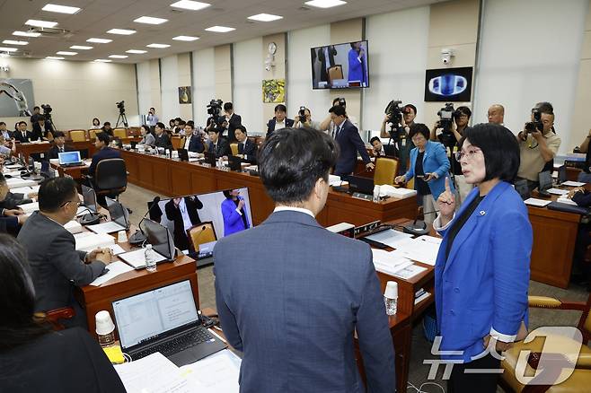 14일 오전 서울 여의도 국회 과학기술정보방송통신위원회에서 열린 배경훈 과학기술정보통신부 장관 후보자 인사청문회에서 국민의힘 의원들의 ‘최민희 독재 OUT’ 피켓에 최민희 위원장이 산회 선언 후 퇴장하고 있다. 2025.7.14/뉴스1 ⓒ News1 안은나 기자