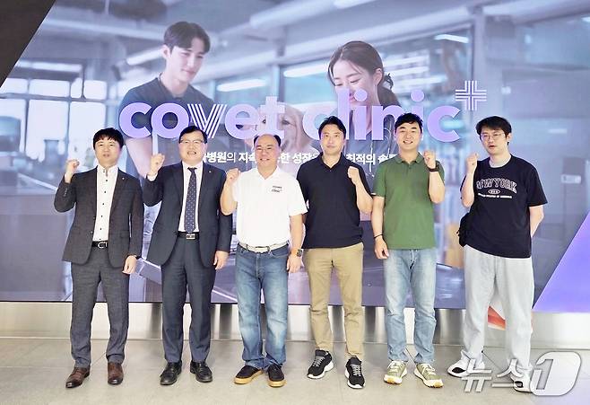 13일 서울 서초구 엣지랭크에서 열린 코벳 사업설명회 주요 참석자들이 기념사진을 찍고 있다. ⓒ 뉴스1 한송아 기자